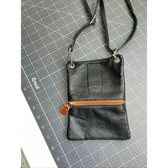 Red Gold Green Rasta Crossbody Bag with Multi-Zipper Design - Picture 5 of 8